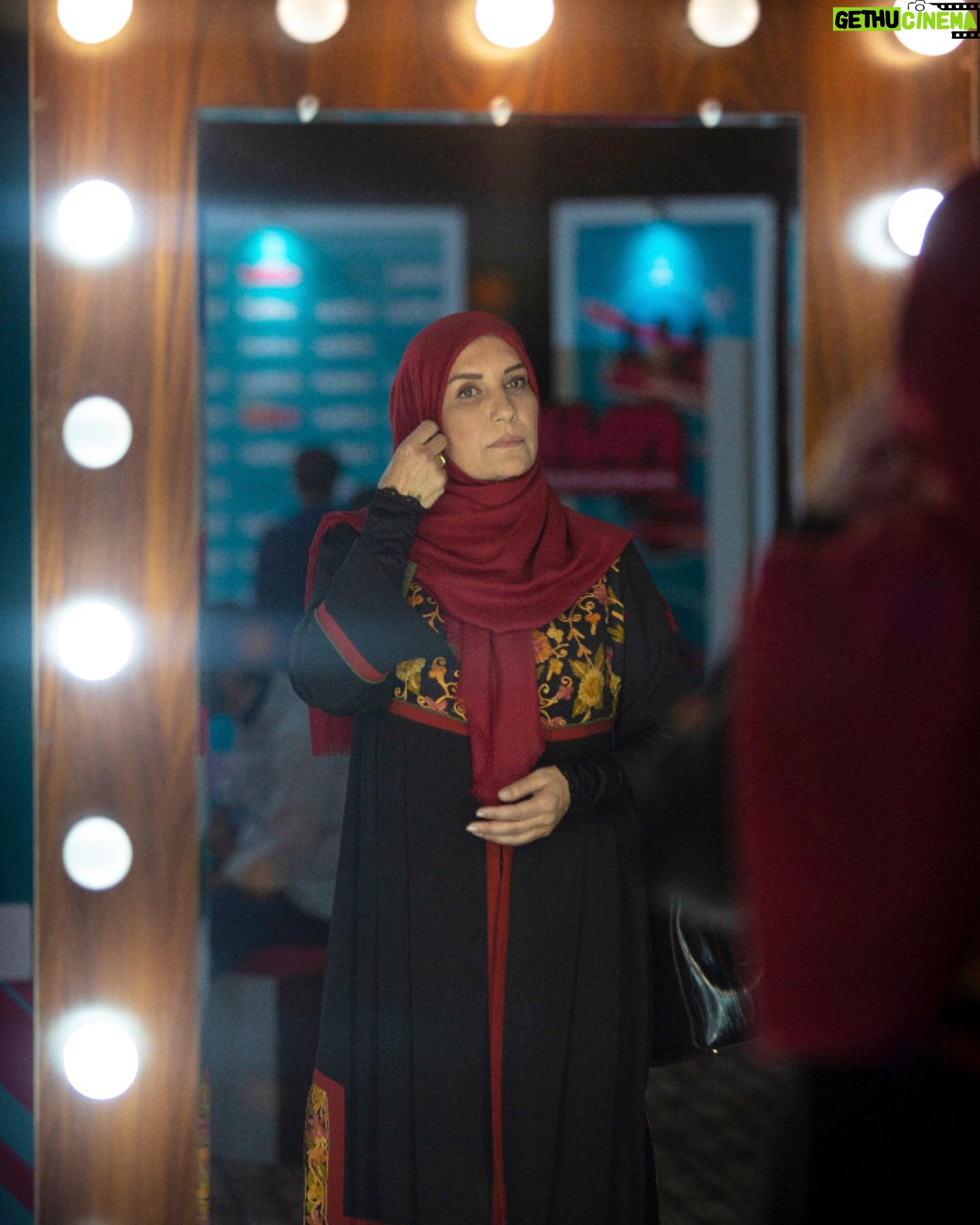 Fariba Kowsari - 25.2K Likes - رو به روی آیینه بایست و تمام تنهایی ات را محکم در آغوش بگیر وَ با صدای بلند به خودت بگو که "تو" تنها داراییِ من هستی؛
بگو که با همه ی کاستی های جسمی و روحی، تو را بی بهانه و عاشقانه دوست دارم؛
برای خودت وقت بگذار، با مهربانی دستت را بگیر و به هوای آزاد ببر، نگذار احساس تنهایی کنی، نگذار ابرهای سیاه، چشمهایت را از پا دربیاورد...
مطمئن باش،
هرگز کسی دلسوزتر از تو
نسبت به تو پیدا نخواهد شد…ما زن ها با خود ، چہ کردیم کہ صبح ها بجای تحسین خودمان در آینہ چروڬ صورتمان را ، لکہ جدید روی گونہ هایمان را ، سیاهی دور چشم هایمان را دیدیم و خیلی وقت ها از خودمان بدمان آمد ...
از خودمان خسته شدیم و از مورد توجہ قرار نگرفتن ترسیدیم ، آنقدر ترسیدیم کہ باورمان شد باید برای دوست داشتـہ شدن زیبا شویم ، عمل کنیم ، خودمان نباشیم ، آنقدر از دوست داشتہ نشدن ترسیدیم کہ یادمان رفت زن ها هم حق دارند بعضی روزها خودشان باشند ،
یادمان رفت برای خودمان زندگی کنیم ، تصویرمان را در آینـہ ببوسیم ، عاشق خودمان باشیم حتی با خال نا بہ جای روی پیشانی و لکہ های کہنـہ .بلأخره یکجای کار باید این کابوس بہ پایان برسد ...
کم کم باید صبح کہ بیدار شدیم ، بہ صورت بدون آرایش و تمیزمان در آینـہ لبخند بزنیم ، موهایمان را صاف و ساده شانه ڪنیم، از خودمان عکس بگیریم و بہ لبخندهای عمیقمان افتخار کنیم، حتی اگر خستـہ بودیم بازهم مطمئن باشیم دوست داشتنی ترین موجود دنیا زنیست کہ زیبایی أش را باور دارد ...
بلأخره یڬ روز
زن ها
باید
با آینـہ ها آشتی ڪنند !
