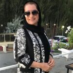 Fariba Kowsari Instagram – گاهی فقط بی‌خیال باش…
وقتی قادر به تغییرِ بعضی چیزها نیستی؛
روزت را برایِ عذابِ داشتن‌ها و افسوسِ نداشتن‌ها خراب نکن!
دنیا همین است؛
همه‌ی بادهای آن موافق،
همه‌ی اتفاقات آن دلنشین،
و همه‌ی روزهای آن خوب نیست!
اینجا گاهی حتی آب هم سربالا می‌رود…
پس تعجبی ندارد اگر آدم‌ها جوری باشند که تو دوست نداری!
گاه‌گاهی در انتخاب‌هایت تجدیدنظر کن.
فراموش نکن؛
تو مجاز به انتخابِ آدم‌هایی، نه تغییرِ آنها…