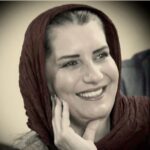 Fariba Kowsari Instagram - می خواهم به اتفاقاتِ خوبِ نیفتاده ، اعتماد کنم و ایمان داشته باشم که یکی از همین روزها خواهند افتاد درست لابلای مشغله هایی که از سر و کولِ روزمرگی هایم بالا می روند ، در دلِ نگرانی هایی که حوالیِ باورهایِ من ، جا خوش کرده اند ، و در اعماقِ خستگی هایِ مفرط و تکراری ام اتفاقاتِ خوب ، خواهند افتاد ، و من دوباره شبیهِ کودکی ام ؛ لبخند خواهم زد لبخند بهانه‌ای‌ست برای شاد بودن و لذت بردن از زندگی لحظه‌هاتون سرشار از این بهانه قشنگ