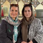 Fariba Kowsari Instagram - بچه بودیم چیزی نمی فهمیدیم بی خیال بودیم ،برای خودمان دنیایی ورای این دنیا ساخته بودیم و سیر میکردیم سر خوشانه کوچه های کودکی را چرخ میزدیم و برای خودمان خیالهای جانانه میبافتیم بچه بودیم همه چیز خوب بود،که خوب نبود اما نمی فهمیدیم که خوب نیستیم بچه بودیم و جهان ، خواستنی تر بود بزرگ شدیم و از همه چیز دنیا سر در آوردیم که ای کاش سر در نمی آوردیم و لبریز شدیم از فکر و دغدغه و اکنون در بن بست کوچه های بزرگسالی پناه برده ایم به خاطرات روزهای کودکی رفیق قدیمی و همکلاسی روزهای کودکی در روز تولدت برای تو بهترین لحظات و اتفاقات را آرزو دارم آرزو میکنم در نهایت شور و هیجان به خاطرات خوب سالهای کودکی و جوانیمان بخندی آرزو میکنم پیر شوی ، از آن پیرهای دوست داشتنی آرزو میکنم به همه چیزهای که میخواهی برسی و بعد از این ، شادتر و امیدوارتر زندگی کنی با اینکه کیلومترها از هم دور هستیم اما راه دور هم نتوانسته اندکی بین ما فاصله ایجاد کند با توی که از صمیم قلب دوستت دارم رفیق