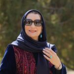 Fariba Kowsari Instagram - سال دارد تمام میشود دارم فکر میکنم به به روزهایی که رفت، به لحظاتی که خندیدیم،لحظاتی که اشک ریختیم،و تمام روزهایی که کنار عزیزانمان گذشت، با سرعت مرور میکنم، اتفاقات خوب و بدی که افتادند،آدمهای جدیدی که وارد زندگیم شدند،و آدمهایی که از زندگیم رفتند…. دیگر قرار است جمله « یادش بخیر» قبل از خاطرات خوب امسالم بیاید،قرار است امسالم بشود « پارسال» و من مبهوت روزگار و با چشمانی امیدوار درقطار بی توقف زمان ایستاده ام……. منی که تمام این روزها را زندگی کردم،خوبهایشان برایم امید بود و بدهایشان برایم درس….. یاد گرفتم محتاط تر گام بردارم و حواسم به دیوار شعور و اعتمادم باشد……. خدای خوبم در آستانه سال جدیدی ایستاده ایم به مردم خوب و مهربان سرزمینم کمک کن، دستی به سر و گوش زندگیشان بکش، دردهایشان را درمان باش،و دلهایشان را از همیشه شادتر کن کاری کن سال جدیدبرایمان سال اتفاقات خوب باشد،…. بادهای بهاری گرد امید و تعهد و عشق را همه جا پخش کند، و ابرها همدلی و مهربانی بر سر این مردم ببارند آنقدر که انسانیت جانی دوباره بگیرد….. کاری کن سال پیش رو بهترین سال زندگیمان باشد، سالی که همگی خوشبخت باشیم « سال نو شما دوستان و همراهان عزیزم مبارک »