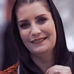 Fariba Kowsari Instagram - سال رو به پایان است از بهاری به تابستانی…..وبه پاییزی و به زمستانی و حالا بهاری دیگر قدر دانی کن قبل از هر کس از خودت که این سال را خوب یا بد پشت سر گذاشتی و این مسیر چهار فصل را با تمام فراز و نشیب هایش طاقت آوردی و تسلیم نشدی و زل زدی در چشمهای گستاخ جهان و ادامه دادی از خودت قدردانی کن که به عنوان یک دختر و زن در این سرزمین جسور ، شجاع ، و قوی بودی خیلی ها در این شرایط کم آوردند امید نداشتند و ادامه ندادند اما امید داشتی، ایستادی و جنگیدی…… از خودت قدردانی کن که در مقابل تند باد سهمگین روزگار ایستادی و با تمام توان ایستادگی کردی و تسلیم بایدها و نبایدها نشدی از خودت قدر دانی کن که زمین خوردی اما برخواستی اندوهگین شدی اما خودت را در آغوش گرفتی و به بهبودی رساندی که بهترین رفیق خودت بودی برای روزهایی که هیچ کس نبود! هیچ کس را به هیچ کس نبود!…… از خودت قدردانی کن و از تمام کسانی که تو را باور داشتند که هیچ چیز به اندازه باور برای آدمی تکیه گاه نیست…. از خودت قدردانی کن و تمام کسانی که روزهای تلخ و شیرین گذشته را کنار تو بودند و حضورشان، فانوسهای روشنی بود، در دل تاریکی هایی گاه گاهی که جهان تو را محاصره میکرد چهار فصل زیبایی دیگر برایتان آرزومندم ………..