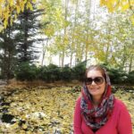 Fariba Kowsari Instagram - از میان دلخوشی هام، پاییز رو به اتمام است. ولی چه خوب که هنوز گلها وکتابها و چای رو دارم. چه خوب که بزودی برف میبارد و هوا سردتر میشود و میشودگوشه ای مچاله شوم، چای ام رو بنوشم خیال ببافم و به روزهای خوب نرسیده فکر کنم چه خوب چای که میخورم جهان بینی ام رقیق تر میشود و قشنگ تر به اتفاقات حوالی ام نگاه میکنم و حس میکنم هنوز میشود به این جهان و آدمها اعتماد کرد و دلخوش بودبه جرئیات ساده و دست و پا گیر زیستن.چه خوب که موسیقی هست.گیاه هست.و دوستان مهربانی دارم که دست کم «نام مرا» به خاطر دارند چه خوب که به نهایت تاریکی و زمستان هم که رسیدم دلخوشی های اختصاصی و کوچکی برای خودم پس انداز کرده ام …. یلدا مبارک