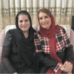 Fariba Kowsari Instagram - رفیق قدیمی من در روز تولدت از آن ثانیه ها برای تو آرزو میکنم که ناگهان بیشتر از هر زمان دیگری احساس زنده بودن میکنی که یک لحظه نور می تابدبه جهانت از دریچه های نامعلوم،که ناگهان پازل به هم ریخته ی دلخوشیهایت کنار هم چیده میشود بدون خطا از آن ثانیه های پر شور برای تو آرزو میکنم که صدای آرام و لبخندهای نازنین و نگاه های مطبوع کسی، تو را از جهان تکرار و مشغله های هر روز میگیرد و تا افق کهکشان های ناشناخته میبرد. از آن ثانیه های عزیزی که خبرهای خوب میشنوی و آدم های خوبی را ملاقات میکنی و دلپذیرترین اتفاقات ممکن را مقابل چشمانت میبینی. از آن روزهای خوب برای تو آرزو میکنم که دائما لبخند به لب داری و در باورت نمی گنجد که همه چیز یک انسان، اینقدر درست و حساب شده پیش برود از آن روزهای که مسیر بخت،تو را هموار باشد و خرد با تو یار باشد و زمانه با تو سازگار و خوشی هایت بسیار…….. دوستیمان هنوز بعد از بیش از چهل سال همچنان پایدار باشد عزیزم تولدت مبارک
