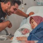 Fariba Kowsari Instagram - (زیر این پست یه آرزوی خوب کامنت بذارین) مهشید و اشکان عزیز و مهربان آرزو میکنم با بدنیا آمدن فرزند دلبندتان نیکان جان ؛ از همین حالا از زمین و زمان برایتان خوشبختی و سلامتی ببارد و نیروی عظیم عشق همراهتان باشد تا همه کارهای خیری که انجام میدادید به بهترین شکل ممکن پیش برود روزگارتان همیشه پر از لبخند و شادی @mahshidkhosravii @ashkan.darvishi پسر بودن و دختر بودن واقعا اهمیتی نداره فقط مهم اینه فراموش نکنیم خیلی از بچه ها در مناطق محروم هستن که همیشه چشم انتظار مهربونی و محبت انسان ها هستن #انسانیت @nikandarvishi ❤👼 تولد👼: دوازدهم مهرماه نود و نه #فریبا_کوثری #مهشید_خسروی #اشکان_درویشی #نیکان_درویشی #تولدت_مبارک #تولد