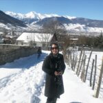 Fariba Kowsari Instagram - برف هفت سالگیم را به خاطر صدای مادرم دوست داشتم که میگفت پاشو ببین عجب برفی آمده برف ده سالگی را به خاطر تعطیل شدن مدرسه و خوابیدن یک ساعت بیشتر دوست داشتم برف چهارده سالگی را به خاطر تشویش امتحانات برف هیجده سالگی به خاطر استرس کنکور و آینده برف بیست سالگی را به خاطر عاشقی، هیجان عشقی که در ذهنم ادامه داشت ………. اما از برف بیست و پنج سالگی به بعد برفها فقط سرد بود و سرد بود و سرد…… وخاطراتی که هرگز تکرار نخواهد شد…….