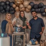 Fariba Kowsari Instagram - «رفیق» موجود خوبی است آدم را دلگرم میکند به زیستن میتوان با او از دلخوریها گفت و آرام شد، میتوان عصرهای دلگیر پاییز با او چای نوشیدو از خاطرات خوب حرف زدو رویاهای قشنگ بافت، میتوان با اوسفرهای زیادی رفت و دلخوشیهای زیادی ساخت. « رفیق» موجود عزیزی است کسی هست که در دل شرایط سخت میتوان به او امید داشت و با او درد و دل کرد. هر آدمی، در طول حیاتش نیاز دارد به یک رفیق، برای تمام شرایط، برای همه عمر نیاز داردبا یکی که دلسوز است وخیرخواه است و از تماشای شادی و موفقیت دیگران ذوق میکند،«رفیق» باشد و هر کجایی زندگی که دلش گرفت کنارش بنشیند و از هر دری با او حرف بزندکه بی برنامه با هم بزنند به دل کوچه و خیابان و دیوانگی کنندو لذت ببرند از اینکه هستند و میتوانند به دیگران کمک کنند، و خوشحال باشند از اینکه کنار هم هستند، مهشید و اشکان عزیز و مهربون ممنونم از حضورتان به عنوان «رفیق» در کنارم
