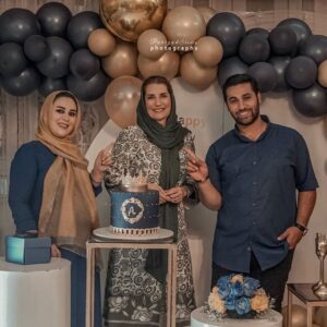 Fariba Kowsari Instagram - «رفیق» موجود خوبی است
آدم را دلگرم میکند به زیستن
میتوان با او از دلخوریها گفت و آرام شد، میتوان عصرهای دلگیر پاییز با او چای نوشیدو از خاطرات خوب حرف زدو رویاهای قشنگ بافت، میتوان با اوسفرهای زیادی رفت و دلخوشیهای زیادی ساخت.
« رفیق» موجود عزیزی است
کسی هست که در دل شرایط سخت میتوان به او امید داشت و با او درد و دل کرد.
هر آدمی، در طول حیاتش نیاز دارد به یک رفیق، برای تمام شرایط، برای همه عمر
نیاز داردبا یکی که دلسوز است وخیرخواه است و از تماشای شادی و موفقیت دیگران ذوق میکند،«رفیق» باشد
و هر کجایی زندگی که دلش گرفت کنارش بنشیند و از هر دری با او حرف بزندکه بی برنامه با هم بزنند به دل کوچه و خیابان و دیوانگی کنندو لذت ببرند از اینکه هستند و میتوانند به دیگران کمک کنند، و خوشحال باشند از اینکه کنار هم هستند،
مهشید و اشکان عزیز و مهربون ممنونم از حضورتان به عنوان «رفیق» در کنارم