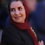 Fariba Kowsari Instagram - بازگشتم و به پشت سر نگاه کردم شانه ای، آدمی، حتی درختی و دیواری نبود چاره ای دیگر نداشتم ، به خودم تکیه کردم…… چه کسی میتواند این حقیقت رو انکار کند !که آدمها در تنهایی و سکوت رشد میکنند……. سکوت قدرت تو را هزار برابر میکند.