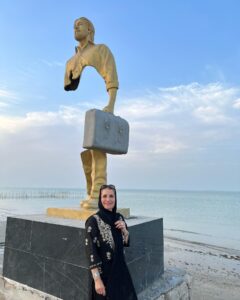Fariba Kowsari Instagram - میخواستم جای دیگری بروم جایی که آسمانش رنگ دیگری باشد آسمانی به رنگ زرد عمیق ،با ابرهایی که نگاهشان کنم و دانه دانه آرزوهای خودم را تماشا کنم ، میخواستم با خورشید رفیق باشم میخواستم جای دیگری بروم، جایی که آسمانش آرامش ببارد، خورشیدش عشق بتابد و زمینش آزادی برویاند جایی که بدون هراس بتوان انتخاب کرد بدون شرمندگی عاشق شد و بدون نیاز مهر ورزید میخواستم جای دیگری بروم، در جهان دیگری نفس بکشم، در زمان دیگری باشم یک روز کوله بارم را میبندم و از این شهر فاصله میگیرم دور میشوم از این تکرار عبور میکنم ازخیابانهای بی نشان و میروم تا مقصدهای نامعلوم….. روزی کوله بارم رابه تلافی تمام ماندن ها میبندم و میروم……….. #فریباکوثری # قشم#ایرانگرد