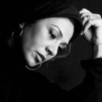 Fariba Kowsari Instagram – نسرین عزیزم 
سبز بمان و امیدوار باش
امیدوار به تابش نور از پس این تاریکی
خداوند همیشه به موقع از راه میرسد
ایمان داشته باش که درست میشود همه چیز……..
ایمان داشته باش به رسیدن بهارهای بعد از زمستان ………
به طلوع خورشیدهای بعد از تاریکی……….
و آرامشهای بعد از طوفان…………
ما همه در زندگی روزهای سخت زیادی دیده ایم ، رنجهای زیادی کشیده ایم ,و تا انتهای دردهای زیادی رفته ایم.
زخمهای زیادی را لمس کرده ایم ,سختیهای زیادی کشیدیم و دم نزدیم،با مشگلات و نداشته های زیادی دست و پنجه نرم کردیم،ما با سیلی های زیادی صورت آرامش مان را سرخ نگه داشتیم ،با مصائب زیادی کنار آمدیم،و اندوهای زیادی را به چشم دیده ایم…میدانم که هیچ مسیری خالی از امید نیست و هیچ شبی بدون خورشید نیست …..
این روزها تو در سختی بسیاری و بار اندوه غلیظی بر شانه های مهربان تو سنگینی میکند، و جهان در نگاه استیصال های گاه گاه تو, مانند بن بستی است گه گیر افتاده اما میدانم قوی هستی ……..….
میدانم چیزی حریف امید و اراده آدمیزاد نمیشود صبور باش و امیدوار
از کائنات برای لبخندهای عمیق ، و آرامش قلب و آرام شدن چشمهای تو قول میگیرم
قوی باش و مثل همیشه صبور ……..