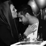 Fariba Kowsari Instagram – نسرین عزیزم 
سبز بمان و امیدوار باش
امیدوار به تابش نور از پس این تاریکی
خداوند همیشه به موقع از راه میرسد
ایمان داشته باش که درست میشود همه چیز……..
ایمان داشته باش به رسیدن بهارهای بعد از زمستان ………
به طلوع خورشیدهای بعد از تاریکی……….
و آرامشهای بعد از طوفان…………
ما همه در زندگی روزهای سخت زیادی دیده ایم ، رنجهای زیادی کشیده ایم ,و تا انتهای دردهای زیادی رفته ایم.
زخمهای زیادی را لمس کرده ایم ,سختیهای زیادی کشیدیم و دم نزدیم،با مشگلات و نداشته های زیادی دست و پنجه نرم کردیم،ما با سیلی های زیادی صورت آرامش مان را سرخ نگه داشتیم ،با مصائب زیادی کنار آمدیم،و اندوهای زیادی را به چشم دیده ایم…میدانم که هیچ مسیری خالی از امید نیست و هیچ شبی بدون خورشید نیست …..
این روزها تو در سختی بسیاری و بار اندوه غلیظی بر شانه های مهربان تو سنگینی میکند، و جهان در نگاه استیصال های گاه گاه تو, مانند بن بستی است گه گیر افتاده اما میدانم قوی هستی ……..….
میدانم چیزی حریف امید و اراده آدمیزاد نمیشود صبور باش و امیدوار
از کائنات برای لبخندهای عمیق ، و آرامش قلب و آرام شدن چشمهای تو قول میگیرم
قوی باش و مثل همیشه صبور ……..
