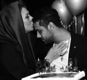 Fariba Kowsari Instagram - نسرین عزیزم 
سبز بمان و امیدوار باش
امیدوار به تابش نور از پس این تاریکی
خداوند همیشه به موقع از راه میرسد
ایمان داشته باش که درست میشود همه چیز……..
ایمان داشته باش به رسیدن بهارهای بعد از زمستان ………
به طلوع خورشیدهای بعد از تاریکی……….
و آرامشهای بعد از طوفان…………
ما همه در زندگی روزهای سخت زیادی دیده ایم ، رنجهای زیادی کشیده ایم ,و تا انتهای دردهای زیادی رفته ایم.
زخمهای زیادی را لمس کرده ایم ,سختیهای زیادی کشیدیم و دم نزدیم،با مشگلات و نداشته های زیادی دست و پنجه نرم کردیم،ما با سیلی های زیادی صورت آرامش مان را سرخ نگه داشتیم ،با مصائب زیادی کنار آمدیم،و اندوهای زیادی را به چشم دیده ایم…میدانم که هیچ مسیری خالی از امید نیست و هیچ شبی بدون خورشید نیست …..
این روزها تو در سختی بسیاری و بار اندوه غلیظی بر شانه های مهربان تو سنگینی میکند، و جهان در نگاه استیصال های گاه گاه تو, مانند بن بستی است گه گیر افتاده اما میدانم قوی هستی ……..….
میدانم چیزی حریف امید و اراده آدمیزاد نمیشود صبور باش و امیدوار
از کائنات برای لبخندهای عمیق ، و آرامش قلب و آرام شدن چشمهای تو قول میگیرم
قوی باش و مثل همیشه صبور ……..