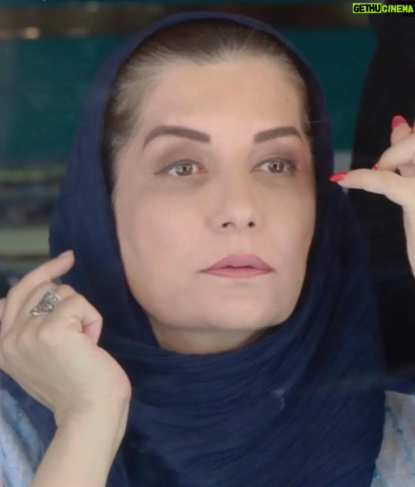 Fariba Kowsari Instagram - بعضی از عکسها فقط یک تصویر ساده نیست از آن لحظه ثبت شده مقابل دوربین انگار پشتش هزاران لبخند شادی غم حسرت و دلتنگی پنهان است و تنها چیزی که حالا به چشم نمی آید خود تویی، خودت……..
