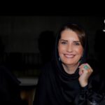 Fariba Kowsari Instagram – حال و هوای ماه رمضان جور عجیبی دلنشین است .
آدم یاد کودکی‌اش می افتد .
یادِ سادگی آن روزها
یک سفره‌ی بی ریا،
یک جمع صمیمی،
و یک عالمه اشتیاق و بیتابی
دلم برای آدم های ناب آن روزگار تنگ شده ،
برای تمام حال خوبی که داشتیم،
برای هرچیز کوچکی که دنیایمان را قشنگ تر می کرد .
آخ که یک استکان چای و خرما موقع افطار چقدر می چسبید !
بچه که بودم دلم میخواست همه فکر کنند طاقت روزه گرفتن دارم، موقع افطار، من سیر بودم و جعبه های خرما، زولبیا و بامیه، نصفه بود، هیچ کس به رویم نمی آورد، همه می‌گفتند قبول باشد …
و شک ندارم خدا هم با لبخندی پدرانه، حاضری روزه هایم را می‌زد .
خدا مهربان تر از این حرف هاست، همین که سر سفره ی کرامتش نشستی، ارادتت را می پذیرد …
اما کاش که در این فرصت بینظیر؛ خوبی هایمان را تمدید می‌کردیم، برای خدا، خوردن یا نخوردن ما فرقی نمی کند…
عمیق تر نگاه کنیم! رمضان؛ تمرین انسانیت و بردباری است،‌ نه تمرین گرسنگی …