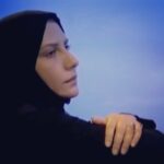 Fariba Kowsari Instagram - قدم از قدم نمیشه برداشت چه یک قدم به جلو بروی چه یک قدم به عقب نمیدانی برنده ای،یا بازنده اصلا نمیدانی همین جایی که نشسته ای خطری تو را تهدید میکند یا نه نه جسارت برنامه ریزی برای آینده داری نه جانی برای حسرت گذشته شاید در تاریخ بی سابقه بوده این حجم سکون گاهی احساس میکنم پا به سیاره دیگر گذاشته ام نمیدانم قرنها با طبیعت چه کردیم که این عصر را برای تسویه حساب انتخاب کرده نه باسوادها راه چاره ای برای ما دارند نه بیسوادها تجربه ای برای ما حال مثل یک ماهی نگران از پشت شیشه آکواریوم به جهان نگاه میکنیم از پشت شیشه پنجره از پشت شیشه ماشین از پشت شیشه موبایل و تلویزیون شاید نسل جدیدهمه لذت های گذشته ما را از پشت شیشه تماشا کند اما تنها قدمی که میشود برداشت قدمی برای مهربانیست، مهربان باشیم زندگی پر است از خداحافظی های غیر منتظره...... نمیدانم میتوان امیدی داشت به دعایی برای رسیدن به روزهای خوب ؟؟؟؟؟!!!!!!!