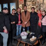 Fariba Kowsari Instagram - . همزمان با سالروز تولد؛ فریبا کوثری مقابل دوربین «کن – پامنار» رفت . #فریبا_کوثری همزمان با سالروز تولدش نقش خودش را در فیلم #کن_پامنار به کارگردانی #اشکان_درویشی و تهیه‌کنندگی #شیما_جبرائیلی‌پور بازی کرد. . به گزارش مشاور رسانه‌ای پروژه، فیلمبرداری فیلم «کن - پامنار» اولین اثر بلند اشکان درویشی چندی پیش آغاز شد و روز گذشته (دوشنبه یکم آذرماه) فریبا کوثری که به عنوان مشاور پروژه این فیلم را همراهی می‌کند، همزمان با سالروز تولدش طی سکانسی کوتاه نقش خودش را به صورت افتخاری در این فیلم ایفا کرد. . کوثری هدفش از حضور افتخاری به‌عنوان مشاور و بازیگر در فیلم «کن - پامنار» را این موضوع عنوان کرد که قرار است موسسه خیریه فرشته‌های بهشتی درآمد حاصل از بلیت‌فروشی این فیلم را صرف امور خیریه کند. . پس از پایان فیلمبرداری این سکانس، جشن تولدی برای این بازیگر شناخته شده سینما، تئاتر و تلویزیون از سوی عوامل فیلم برگزار شد و #رشید_مظاهری، #امید_جهان و #علی_طیبی مهمانان ویژه این مراسم بود. . «کن - پامنار» که بر اساس طرحی از اشکان درویشی و با فیلمنامه #سیروس_همتی ساخته می‌شود، روایتی است از زندگی کودکان کار در محله‌های فقیرنشین مناطق پایین شهر تهران و حمایت از دختران مظلوم افغانستان. . همچنین قرار است درآمد حاصل از بلیت‌فروشی «کن – پامنار» از طریق موسسه خیریه فرشته‌های بهشتی که در تولید این فیلم نیز همکاری می‌کند، در اختیار نیازمندان قرار گیرد. . این فیلم علاوه بر #سیامک_صفری و فریبا کوثری بازیگران دیگری نیز دارد که طی روزهای آتی معرفی خواهند شد. . بخشی از عوامل «کن - پامنار» عبارتند از: تهیه کننده: شیما جبرائیلی‌پور کارگردان: اشکان درویشی مشاور پروژه: فریبا کوثری مجری طرح: آسیه اسدزاده، موسسه نقطه عطف سینما تئاتر فیلمنامه‌نویس: سیروس همتی مشاور فیلمنامه: پیمان عباسی مدیرتولید و جانشین تهیه کننده: مهشید خسروی مدیر فیلمبرداری: محمد مقیمی مدیر صدابرداری: علیرضا کریم‌نژاد تدوین و اصلاح رنگ: امیرحسین تحسینی طراح چهره‌پردازی: دانیال شعاعی طراح صحنه و لباس: اشکان درویشی دستیار اول کارگردان: بهزاد صفار برنامه‌ریز: حدیث کریمیان منشی صحنه: صفورا برسان مدیر تدارکات: علی نعمتی عکاس و فیلمبردار پشت صحنه: سالار مجد هماهنگی: محمدحسین عابدینی و مهربان اسماعیل‌پور تجهیزات و پشتیبانی فنی: حیدر احسانی مشاور رسانه‌ای و روابط عمومی: مریم قربانی‌نیا و سید حسین رسولی . @Ashkan.darvishi @siamaksafari @faribakousari @shimajebraeilypour @noghtehatf.cinematheater