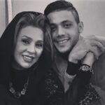Fariba Kowsari Instagram – نسرین عزیزم 
سبز بمان و امیدوار باش
امیدوار به تابش نور از پس این تاریکی
خداوند همیشه به موقع از راه میرسد
ایمان داشته باش که درست میشود همه چیز……..
ایمان داشته باش به رسیدن بهارهای بعد از زمستان ………
به طلوع خورشیدهای بعد از تاریکی……….
و آرامشهای بعد از طوفان…………
ما همه در زندگی روزهای سخت زیادی دیده ایم ، رنجهای زیادی کشیده ایم ,و تا انتهای دردهای زیادی رفته ایم.
زخمهای زیادی را لمس کرده ایم ,سختیهای زیادی کشیدیم و دم نزدیم،با مشگلات و نداشته های زیادی دست و پنجه نرم کردیم،ما با سیلی های زیادی صورت آرامش مان را سرخ نگه داشتیم ،با مصائب زیادی کنار آمدیم،و اندوهای زیادی را به چشم دیده ایم…میدانم که هیچ مسیری خالی از امید نیست و هیچ شبی بدون خورشید نیست …..
این روزها تو در سختی بسیاری و بار اندوه غلیظی بر شانه های مهربان تو سنگینی میکند، و جهان در نگاه استیصال های گاه گاه تو, مانند بن بستی است گه گیر افتاده اما میدانم قوی هستی ……..….
میدانم چیزی حریف امید و اراده آدمیزاد نمیشود صبور باش و امیدوار
از کائنات برای لبخندهای عمیق ، و آرامش قلب و آرام شدن چشمهای تو قول میگیرم
قوی باش و مثل همیشه صبور ……..