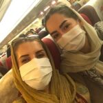 Fariba Kowsari Instagram – ✍حکایت این روزامون خیلی جالبه…
یه ویروس کوچیک شد معلم مون، خیلی چیزا رو بهمون یادآوری کرد،
یادمون اومد که …
نظافت چقدر مهمه
تدبیر چقدر لازمه
سلامتی چقدر با ارزشه
اطرافیانمون چقدر برامون عزیزن
در کنار عزیزانمون بودن، چقدر لذت بخشه
تک تک ثانیه های عمرمون چقدر ارزش دارن
انسان چقدر ناتوانه
مرگ چقدر میتونه نزدیک باشه
این ویروس یادمون انداخت که سلامتی، امنیت و آرامش چه نعمت های بزرگی بودن و حواسمون بهشون نبود
و مهمترین چیزی که یادمون انداخت، آره مهمترینش 
این که خدا چقدر بزرگه، چه قدرت بزرگیه…
ویروسی که حتی با چشم دیده نمیشه، خیلی چیزا رو به یک دنیا یاد آوری کرد …
❣🍀