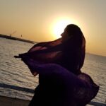 Fariba Kowsari Instagram - دور خودت دایره ای بکش دایره ای به وسعتِ بیخیال بودن ... دایره ای که قضاوتهای بی منطقِ دیگران را از افکارت تمیز دهد ... باور کن هیچ چیز در این جهان برقرار نمی ماند ! اتفاقات برای افتادنند ... زبان برای حرف زدن ... و لحظه ها برای گذشتن ... شاد باش و خوبی کن! فرصت زیادی نمانده ... لحظه ها دارند تمام می شوند ... یادت هست...؟ چند ماه پیش را میگویم انتظار تابستان را میکشیدیم برایش ذوق داشتیم تمام شد به همین زودی تمام شد خیلی فکرها برایش داشتیم نه؟ خیلی خاطره ها خواستیم بسازیم که نشد... خب تمام عمر همین است فصل های مختلف زندگی میگذرد تمام میشود در آخر این تویی که خودت را تنها میابی تنهای تنها میان اتفاقاتی که نیفتاد! پس بخند با تمام نداشته هایت برقص در همین لحظه، در همین حالا به حال خوبت وعده ی فلان فصل و فلان روز و فلان شخص را نده...