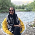 Fariba Kowsari Instagram - انسان بی شباهت به «آب» نیست؛ اگر بخواهد زنده باشد و زندگی ببخشد، باید جریان داشته باشد؛ باید پیِ برخورد با سنگ ها و سختی ها را به تنش بمالد؛ باید شجاعت چشیدن گرم و سرد روزگار را داشته باشد؛ تا باران شود و بر جهان ببارد… وگرنه کسی که تحمل سختی ها را نداشته باشد،همچون آب ساکنی است که صدایش به کسی آرامش نمی دهد؛ با دیگران که کنار نمی آید هیچ، خودش را هم نمی تواند نجات دهد...! مرداب می شود و می گندد …﻿ مثل آب جاري باش ...