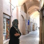 Fariba Kowsari Instagram - در جاده ی زندگی، نگاهت که به عقب باشد، زمین میخوری... زخم بر میداری... و درد میکشی... نه از بی مهری کسی دلگیر شو ... نه به محبت کسی بیش از حد دلگرم... به خاطر آنچه که از تو گرفته شده، دلسرد مباش، تو چه میدانی؟ شاید ... روزی ... ساعتی ... آرزوی نداشتنش را میکردی... تنها به خدا اعتماد کن و خود را به او بسپار ... هیچ کس آنقدر قوی نیست که ساعت ها بر عکس نفس بکشد ... در آینده لبخند بزن...این همان جایی است که باید باشی! هیچکس تو نخواهد شد...