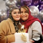 Fariba Kowsari Instagram - نعیمه عزیز و دوست داشتنی برایت آرزوی بهترین لحظات و اتفاقات در بهار زندگیت دارم، دستان خدا روی سرت باشد و کائنات حول محور رویاهای تو بچرخد، آرزو میکنم مثل همیشه بلند پرواز باشی و جسور و برای رسیدن به خواسته هایت کله شق باشی و لجباز و نا امید نشونده آرزو میکنم که برای آرزوهایت تلاش کنی وصبور باشی و ادامه دهنده آرزو میکنم به تمام چیزهایی که میخواهی برسی و شادتر ، آزادتر و امیدوارتر زندگی کنی آرزو میکنم از این پس کنار کسی پائیزهایت را زمستان کنی و زمستانهایت را بهار که حضورش برای تو رفیق عزیزم انتهای تمام حسرت و دردهای جهان باشد هزاران بار تولدت مبارک