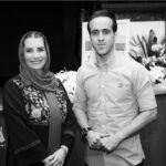 Fariba Kowsari Instagram – انسانهایی هستند
که ديوار بلندت را مي بينند
ولي به دنبال همان يک آجر لق ميان ديوارت هستند که ،
تو را فرو بريزند …!
تا تو را انکار کنند …!
تا از رويت رد شوند …!
مراقب باش…

دست روزگار هلت ميدهد ؛
ولي قرار نيست تو بيفتي ،
اگر بي تاب نباشي و خودت را به آسمان گره زده باشي ،
اوج مي گيري …
به همين سادگي …
پس…
تو خوب باش ،
حتي اگر آدم هاي اطرافت خوب نيستند ،
تو خوب باش ،
حتي اگر همه از خوبي هايت سو استفاده کردند 
تو خوب باش ،
حتي اگر جواب خوبي هايت را با بدي دادند ،
تو خوب باش.
 هیچ شبی  پایان زندگی نیست
از ورای هر شب دوبارہ
خورشید طلوع میکند 
و بشارت صبحی دیگر میدهد
این یعنی امید هرگز نمیمیرد……
