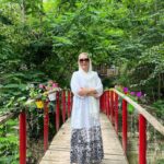 Fariba Kowsari Instagram – دلم از تمام دنیا یک «کلبه چوبی» میخواهد میان جنگلی دور افتاده و سرسبز
که درهای ایوانش به سمت رودخانه ای خروشان باز شود
کنار پنجره اش که نشستم، یک کوهستان مه گرفته و با شکوه رو ببینم و روح و جانم تازه شود…..
شبهای تابستان، روی پشت بامش دراز بکشم از زیبایی بکر آسمان پر ستاره اش، جان بگیرم و به رویای شبانه ای شیرین و لذت بخش سفر کنم ……..
در شبهای زمستان هم ، کنار آتش شومینه روی یک صندلی چوبی دست ساز، بنشینم کتاب بخوانم و چای بنوشم…..
هر سپیده دم با صدای پرندگان سر خوش و بی غم چشم باز کنم نفسی آسوده و عمیق بکشم تا از هوای تازه و جانا نه ای طبیعت جنگل لذت ببرم …..
من برای دلخوشی ام ، یک کلبه دنج و آرام میخواهم، جایی که هیچکس مسیرش را بلد نباشد
جایی که بشود دور از نگاه آدمها….
از زیبایی بکر و دست نخورده طبیعتش لذت برد
جایی که بتوان بدون هیچ دلهره و تشویشی
برای مدتی هم که شده به معنای واقعی «زندگی» کرد.