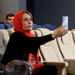 Fariba Kowsari Instagram - . همزمان با سالروز تولد؛ فریبا کوثری مقابل دوربین «کن – پامنار» رفت . #فریبا_کوثری همزمان با سالروز تولدش نقش خودش را در فیلم #کن_پامنار به کارگردانی #اشکان_درویشی و تهیه‌کنندگی #شیما_جبرائیلی‌پور بازی کرد. . به گزارش مشاور رسانه‌ای پروژه، فیلمبرداری فیلم «کن - پامنار» اولین اثر بلند اشکان درویشی چندی پیش آغاز شد و روز گذشته (دوشنبه یکم آذرماه) فریبا کوثری که به عنوان مشاور پروژه این فیلم را همراهی می‌کند، همزمان با سالروز تولدش طی سکانسی کوتاه نقش خودش را به صورت افتخاری در این فیلم ایفا کرد. . کوثری هدفش از حضور افتخاری به‌عنوان مشاور و بازیگر در فیلم «کن - پامنار» را این موضوع عنوان کرد که قرار است موسسه خیریه فرشته‌های بهشتی درآمد حاصل از بلیت‌فروشی این فیلم را صرف امور خیریه کند. . پس از پایان فیلمبرداری این سکانس، جشن تولدی برای این بازیگر شناخته شده سینما، تئاتر و تلویزیون از سوی عوامل فیلم برگزار شد و #رشید_مظاهری، #امید_جهان و #علی_طیبی مهمانان ویژه این مراسم بود. . «کن - پامنار» که بر اساس طرحی از اشکان درویشی و با فیلمنامه #سیروس_همتی ساخته می‌شود، روایتی است از زندگی کودکان کار در محله‌های فقیرنشین مناطق پایین شهر تهران و حمایت از دختران مظلوم افغانستان. . همچنین قرار است درآمد حاصل از بلیت‌فروشی «کن – پامنار» از طریق موسسه خیریه فرشته‌های بهشتی که در تولید این فیلم نیز همکاری می‌کند، در اختیار نیازمندان قرار گیرد. . این فیلم علاوه بر #سیامک_صفری و فریبا کوثری بازیگران دیگری نیز دارد که طی روزهای آتی معرفی خواهند شد. . بخشی از عوامل «کن - پامنار» عبارتند از: تهیه کننده: شیما جبرائیلی‌پور کارگردان: اشکان درویشی مشاور پروژه: فریبا کوثری مجری طرح: آسیه اسدزاده، موسسه نقطه عطف سینما تئاتر فیلمنامه‌نویس: سیروس همتی مشاور فیلمنامه: پیمان عباسی مدیرتولید و جانشین تهیه کننده: مهشید خسروی مدیر فیلمبرداری: محمد مقیمی مدیر صدابرداری: علیرضا کریم‌نژاد تدوین و اصلاح رنگ: امیرحسین تحسینی طراح چهره‌پردازی: دانیال شعاعی طراح صحنه و لباس: اشکان درویشی دستیار اول کارگردان: بهزاد صفار برنامه‌ریز: حدیث کریمیان منشی صحنه: صفورا برسان مدیر تدارکات: علی نعمتی عکاس و فیلمبردار پشت صحنه: سالار مجد هماهنگی: محمدحسین عابدینی و مهربان اسماعیل‌پور تجهیزات و پشتیبانی فنی: حیدر احسانی مشاور رسانه‌ای و روابط عمومی: مریم قربانی‌نیا و سید حسین رسولی . @Ashkan.darvishi @siamaksafari @faribakousari @shimajebraeilypour @noghtehatf.cinematheater