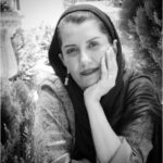 Fariba Kowsari Instagram - روزگار عجیبی است: هرگز زندگی را این‌گونه ندیده بودیم. -هوا سالم و پاک است، اما مجبوریم ماسک بزنیم. -جاده ها خلوت هستند، اما نمی توانیم سفر کنیم. -دستهایمان تمیزتر از قبل است، اما نمی توانیم دست بدهیم. -وقت بیشتری داریم، اما نمیتوانیم دور هم جمع شویم. -وقت برای آشپزی داریم، اما نمیتوانیم میهمانی بدهیم. -پولدارها مشکل خرج پول را دارند، و فقرا به دنبال درآمد هستند. -وقت و زمان کافی داریم، اما نمی توانیم به رویاهایمان بپردازیم. - دوستان و نزدیکانمان را از دست میدهیم، اما نمی توانیم آنها را بدرقه کنیم. -دشمن در کنارمان است، اما قدرت دیدن آنرا نداریم. روزگار غریبیست.....
