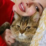Farrah Yousef Instagram - مابعمري تخيّلت اني ممكن حب مخلوق بهالطريقة .. بتحبو القطط ؟ و حدا فيكن عندو قطة و شو اسما ؟ #cute #cat #cats #cutnessoverload 😽🥰💕