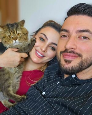 Farrah Yousef Instagram - شوفو تالت صورة و اكتبولي عنوان مناسب إلها ههههه😂 
#cat #cats #catsofinstagram