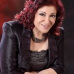 Farrah Yousef Instagram - كم كان حضورها رقيقاً و لطيفاً في كل مرة تطل علينا .. رحم الله الفنانة السورية القديرة #ثناء_دبسي و تعازيي القلبية لعائلتها الكريمة و بالأخص زوجها الفنان #سليم_صبري و ابنتها الفنانة #يارا_صبري و زوجها الفنان @mahersalibi و ابنهما الفنان @karamsleibi
