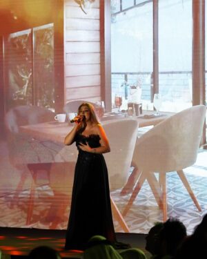 Farrah Yousef Instagram - Pleased to be part of such beautiful event that honors human and #humanity🤍 it was such an honor to perform for you last night✨
.
.
.
.
#dress 👗: @designersandus 
#hair & #makeup : @rival.starsuae 
#photography 📸 @asem_sarakbi 
Big thx to @naghamamer