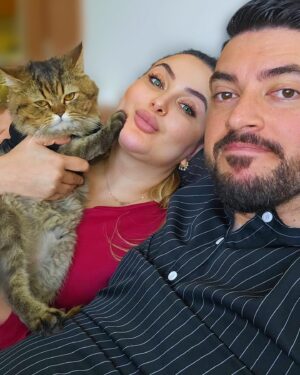 Farrah Yousef Instagram - شوفو تالت صورة و اكتبولي عنوان مناسب إلها ههههه😂 
#cat #cats #catsofinstagram