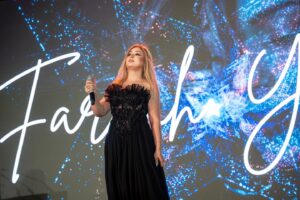 Farrah Yousef Instagram - I missed the stage .. and I missed you .. 🤍
.
.
.
.
.
#dress 👗: @designersandus 
#hair & #makeup : @rival.starsuae
