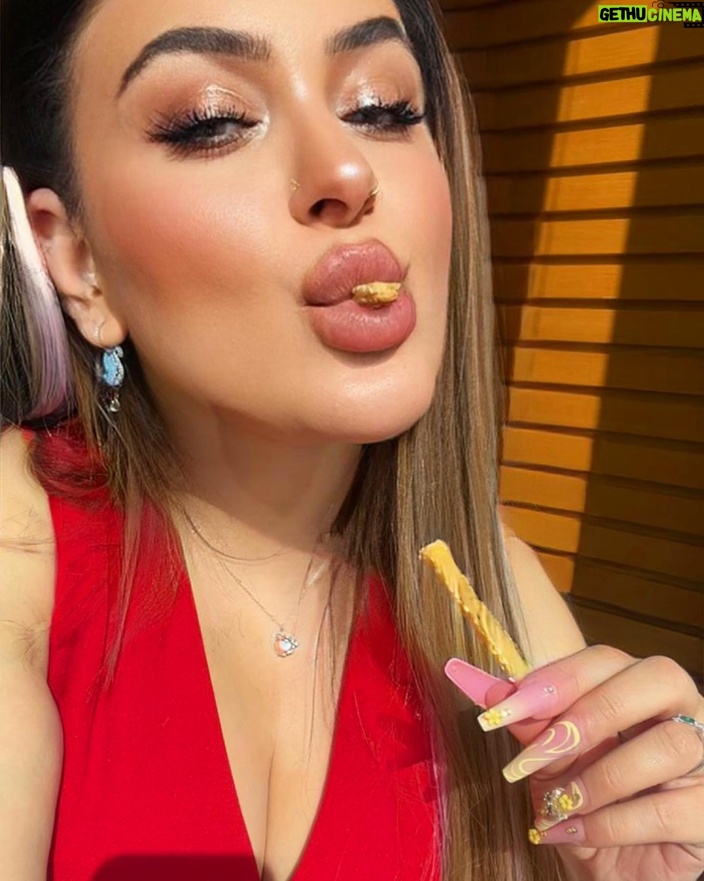 Farrah Yousef Instagram - #sun π #sunnyday with delicious, #glutenfree #breadsticks πβ€οΈπ«Άβ¨