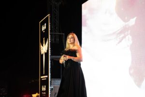 Farrah Yousef Instagram - I missed the stage .. and I missed you .. 🤍
.
.
.
.
.
#dress 👗: @designersandus 
#hair & #makeup : @rival.starsuae