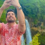 Farzad Farzin Instagram - ای کاش هیچوقت کینه،حسادت،تنفر و دروغ را یاد نمی گرفتیم، ای کاش سرزمینی وجود داشت که مردمانش از خوشی هم دل خوش می شدند و از دوری هم دلگیر و هر بار که همدیگر را می دیدند به احترام هم کلاه از سر بر می داشتند🎩 #زندگی #فرزادفرزین #farzadfarzin #life #آرمان_شهر