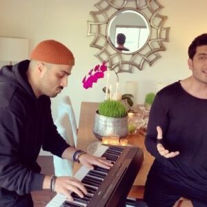 Farzad Farzin Instagram - نوروز مبارك عزيزان دلم❤️
اميدوارم سختيها بگذره و باز شاد سلامت در سال جديد كنار هم باشيم به اميد سلامتي همتون 😘💗💗💗
#فرزادفرزین #نوروز #عاشقم_باش #سال_نو #ايران #farzadfarzin