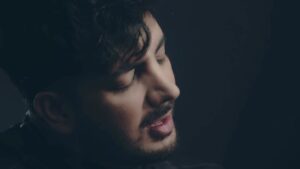 Farzad Farzin Instagram - سلام به همه عزیزای دلم
عاشقانه “تا همیشه” تقدیم به همه شما امیدوارم از شنیدنش لذت ببرید و تو آخرین روزهای پاییز باهاش خاطرات خوبی بسازید  چند بار گوش بدید و بعد نظرتونو برام کامنت بگذارید❤️
💥در ضمن دوشنبه ویدیو تا همیشه به کارگردانی وحید امینی عزیز که خیلی واسش زحمت کشیده و بازی همکار عزیزم (که نخواستیم تو تیزر تا انتشار موزیک ویدئو لو بره😊) تقدیمتون میشه 🔥ضمناً منتظر دابسمشهاتون هم هستم ببينم چه مي كنيد💝

تا همیشه از اون دسته کارای مورد علاقه خودم هست که ساختم،تشکر فروان از تیم سازنده کار که مثل همیشه عالی و درخشان در کنارم بودن 🙏🏼 
متاسفانه به دلايل نامعلوم كار توسط بعضي سايتهاي سودجو زودتر پخش شد كه مجبور شدم زودتر از زمان مقرر كار رو پخش كنيم
‏Music: @farzadfarzin1 
‏Lyrics: @samisharifofficial
‏Arrangement: @miladhashemi 
‏Electric Guitar: @mehrankhalili1 & @farzadocaster 
‏Bass guitar: @hoomansalahi1
‏Mix And Mastering: @mohamadfalahireal 
‏Music Project Manager: @saalaarpizari 
‏Executive Manager: @hamidrezaamini17 
‏Director: @vahidamini__
‏Tnx : 
‏@rasooltorabi
‏@nimairmusic
#farzadfarzin #music #forever #newmusic #فرزادفرزین #تا_هميشه