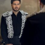 Farzad Farzin Instagram - نگاهم کن که من رو به سقوطم نه این من نیست منی که روبروتم… بک استیج کنسرت درجه یک حرفه ای🔥 اون دسته از عزیزانی که این کنسرت خاص رو‌که به جرأت کمتر میشه در ایران دید رو از دست دادن فردا ساعت ۲ بعد ظهر با باز شدن سایت ملوتیک میتونن برای یکم دی ماه در تمدید این کنسرت کنار من و تیم درجه یک کارگردانی و گروه شوک باشن❤️💎 عکس از : @alirezarostamipage #farzadfarzin #concert #tehran #professional