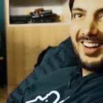 Farzad Farzin Instagram - ‎سلام به همه عزیزانم 💐 ‎بخشهای جذابی از تمرین و آماده سازی گروه ما برای کنسرت تهران که میتونید کاملش رو از چنل یوتیوب من که لینکش در پایین همین پست و در استوری هست ببینید . ‎در ضمن پوزش بابت دیر شدن پخش موزیک ویدیو‌ “کوه یخ “که به امید خدا فردا شب پخش خواهد شد و البته بزودی با پخش چند ویدیو‌ از اجراهای لایو و چند خبر باحال از آهنگها و اجراهای جدید و خلاصه دست پُر بر میگردم. ‎عاشقتونم❤️😘 https://youtu.be/HiCTLlEpDiQ #فرزادفرزین #تهران #کنسرت