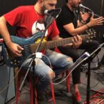Farzad Farzin Instagram - اجرای تمريني “ای کاش”به همراه رفقای عزیزم تقدیم به شما ❤️🔥👌 بعد از استراحتی کوتاه 😊بزودي تور كنسرت پاييز اعلام ميشه ،اونايي كه دوست دارن پاييز به شهرشون بيايم اسم شهرشونو رو كامنت كنن جاتون اينجا 👈❤️👉 #farzadfarzin #concert#rehearsal #live #mannequin #series #music#farzadfarzin1 #seattle
