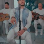 Farzad Farzin Instagram - آهنگ”ردپا” تقدیم به همه شما رفقای عزیزم امیدوارم از شنیدنش لذت ببرید❤️ تو روزای زمستونی که قراره برفم بیادبا پستها و استوریهاتون تو برف باهاش خاطره بسازید❄️ ضمنا ویدئو کامل فقط تو YouTube channel که لینکش تو استوری هست میتونید تماشا کنید😘 تشکر فراوان از دوست خوبم علیرضا افشار عزیز بابت تنظیم این کار و منصور فرهادیان عزیز ،آهنگساز و ترانه سرا و محمد فلاحی رفیق قدیمی بابت میکس و‌مستر و همچنین دوستان خوبم فیروز ویسانلو‌ وهومن صلاحی بابت نوازندگی گیتار اسپنیش و بیس و در نهایت بچه های خوب شوک‌بند🙏🏼 گوش بدید و نظر فراموش نشه کم کاری نکنید که با خبرای زیاد برمیگردم ،مثل همیشه عاشقتونم زیاد💖 كارگردان: @alirezakhaniofficial ‏#farzadfarzin #newmusic#فرزادفرزین #ردپا#snow #Winter #music #musicvideo