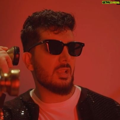 Farzad Farzin - 179.9K Likes - هم اکنون بیننده ویدیو “قلبم “ از آلبوم ۶ باشید🥰🔥
ضمنا طرفدارای کوچولوی عزیزم از فردا تا ۱۰ روز با این آهنگ برام دابسمش بسازید تا استوری کنم😎❤️
لينك ويديو كامل در استوري از كانال YouTube من و لطفا دكمه "subscribe"رو بزنيد😘
@alirezakhaniofficial