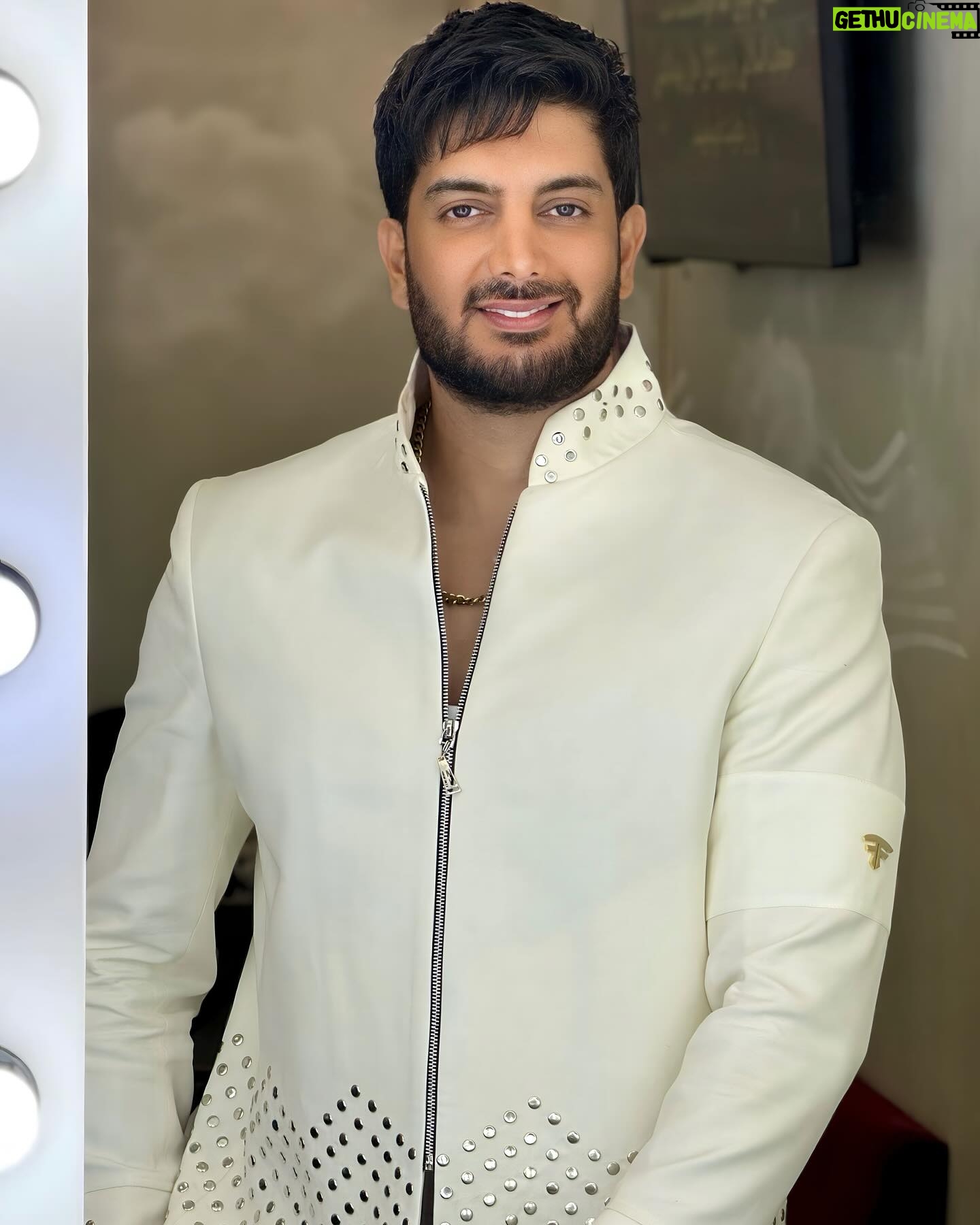 Farzad Farzin Instagram - کنسرت ۲۰(۲۰ سال خاطره) تمدید شد🔥 دیشب یکی از عجیب ترین حسها رو روی صحنه داشتم عجب کنسرتی بود👌🏼 مرسی از همه شما و همکارانی که باعث بوجود اومدن این لحظات شدن❤️🙏🏼 فردا ساعت ۱۲ ظهر بلیت فروشی کنسرت ۲۰ در ۲۴ آبان ماه از سایت ملوتیک آغاز میشه لطفا سریع اقدام کنید تا شرمندتون نشم و به نظرم هوادارای یکم قدیم تر تردید نکنن در اینکه اونجا باشن😉💣 عکس : @alirezarostamipage #فرزاد فرزین #کنسرت_تهران #آبان #خاطره