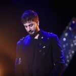 Farzad Farzin Instagram - ترسناک تر از فراموش کردن ، فراموش شدنه میشه بخشید کسایی رو که بهت بدی کردن اما اونی که تو تنهایی تنهات میذاره و فراموشت میکنه رو هرگز نبخش اینا همونایی هستن که فقط واسه خاطر منافع خودشون بهت چسبیدن👌🏼لطفا واژه داداش ُ رفيقم به زبون نياريد وقتي به دو زار ميفروشيدش … پ.ن: عکس تزیینیست ،دلتنگ شما و‌کنسرتا بودم این عکسو‌ همينجوري گذاشتم😂❤️ يكي از كارهاي آماده پخش به اسم "گرگ" مربوط به كپشن بالاست😘 #فرزادفرزین #farzadfarzin #رفیق #concert