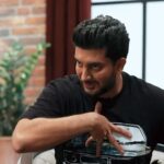 Farzad Farzin Instagram - پس از مدتها گفتگو جذاب من در دو شات با علی میرمیرانی عزیز رو فردا از فیلیمو تماشا کنید . با احترام کوچک همه مردم ایران زمین❤️ #فرزادفرزین #فیلیمو #farzadfarzin #interview